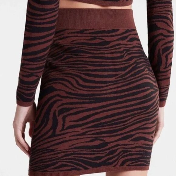 Express Zebra Print Mini Sweater Skirt burgundy red knit size M Skirt tiger - Picture 8 of 8